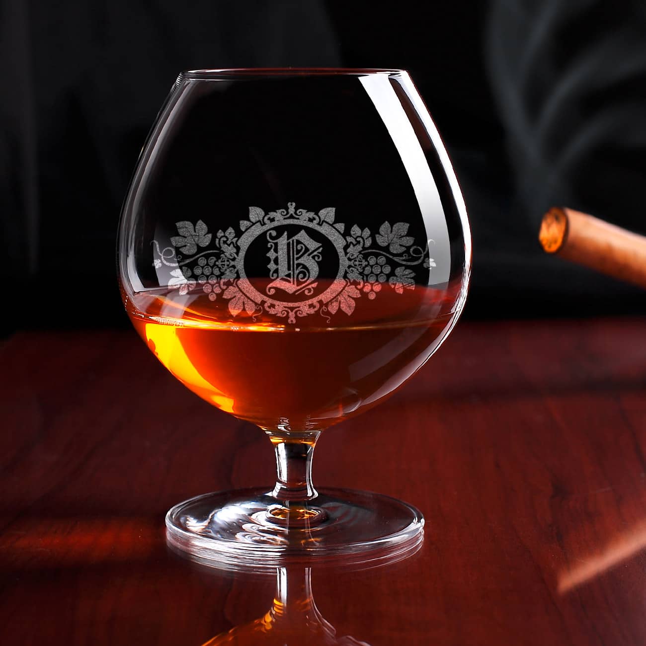 Graviertes Cognac-Glas mit Intiale und Motiv der Weinrebe –