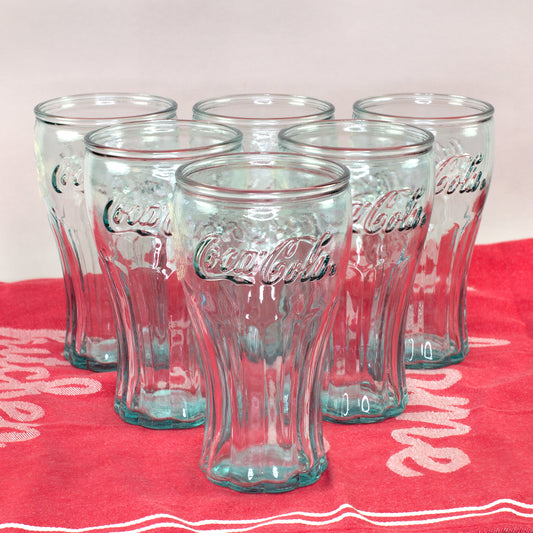 6er Pack Coca-Cola Gläser aus 100 % recyceltem Glas auf rotem Tuch im Retro Design