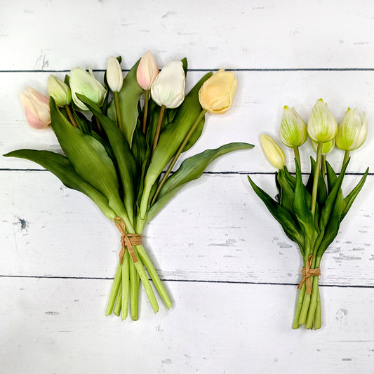 Zwei Tulpensträuße nebeneinander – 7er und 5er Variante auf hellem Holzuntergrund