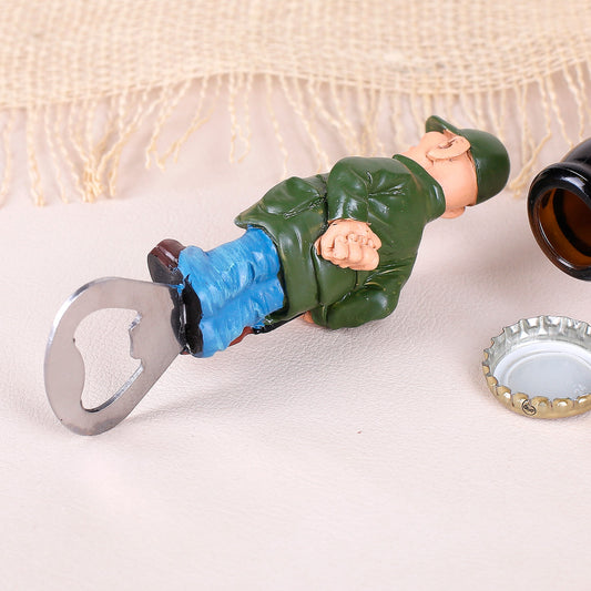 Flaschenöffner als Jäger von hinten