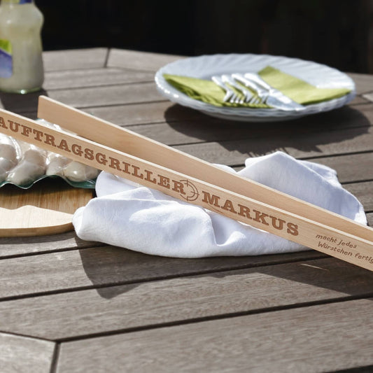 Grillzange aus Holz mit Wunschname für Auftragsgriller
