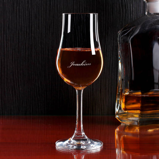 Graviertes Whiskyglas mit Wunschname in feiner Schreibschrift