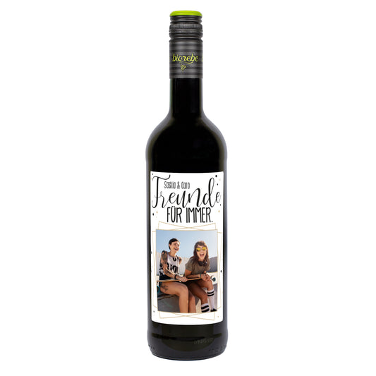 Personalisierte Rotweinflasche mit Etikett „Freunde für immer“ und Foto, freigestellt auf weißem Hintergrund
