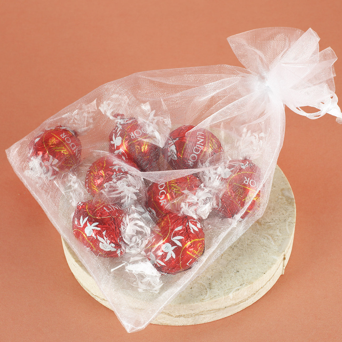 8 Stück Lindorkugeln im Organzasäckchen ca. 100 g als kleine Beigabe für Geschenke