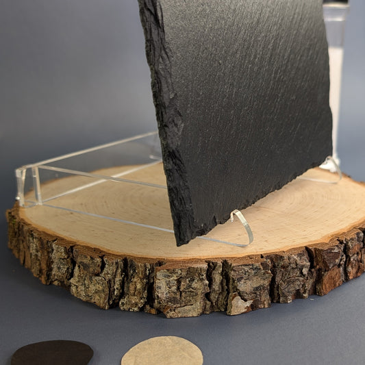 Nahaufnahme des Ständers mit eingesetzter Schieferplatte