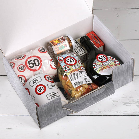 Gefüllter Pappkoffer zum Geburtstag