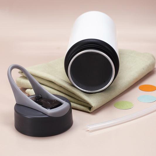 mit Henkel und Trinkhalm