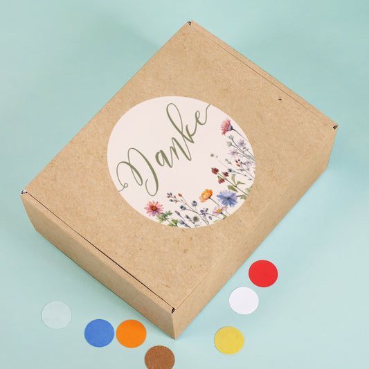 Naturbraune Geschenkverpackung mit floraler Gestaltung und Danke-Schriftzug auf mintgrünem Hintergrund