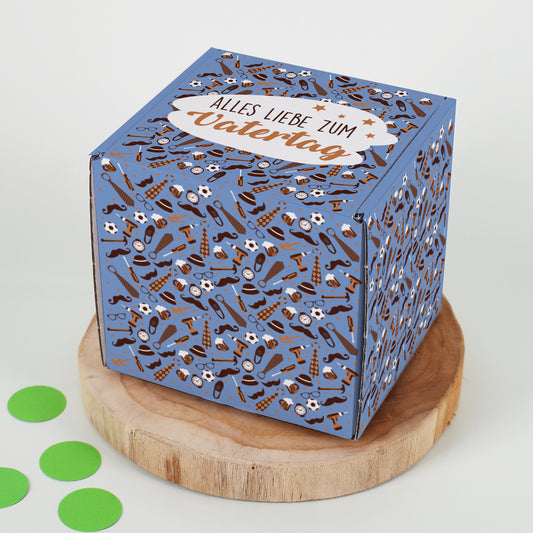 Kleine Geschenkbox zum Vatertag mit Fußball- und Werkzeugmotiv auf Holzplatte