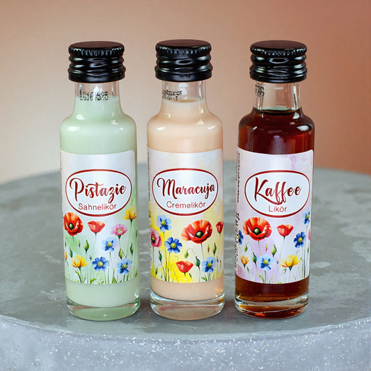 Drei Mini-Liköre Pistazie Sahnelikör, Maracuja Cremelikör und Kaffee Likör in Glasflaschen