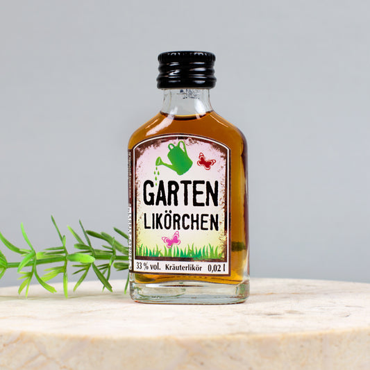 Garten Likörchen auf Holzplatte mit Deko-Grün, Vorderseite gut sichtbar