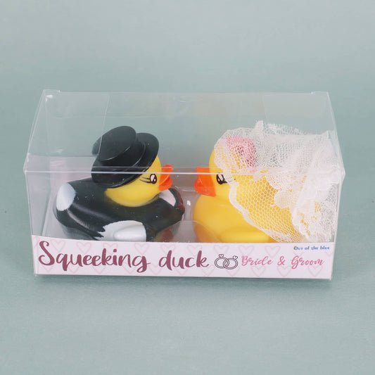 Zwei Quietscheentchen im Brautpaar-Look