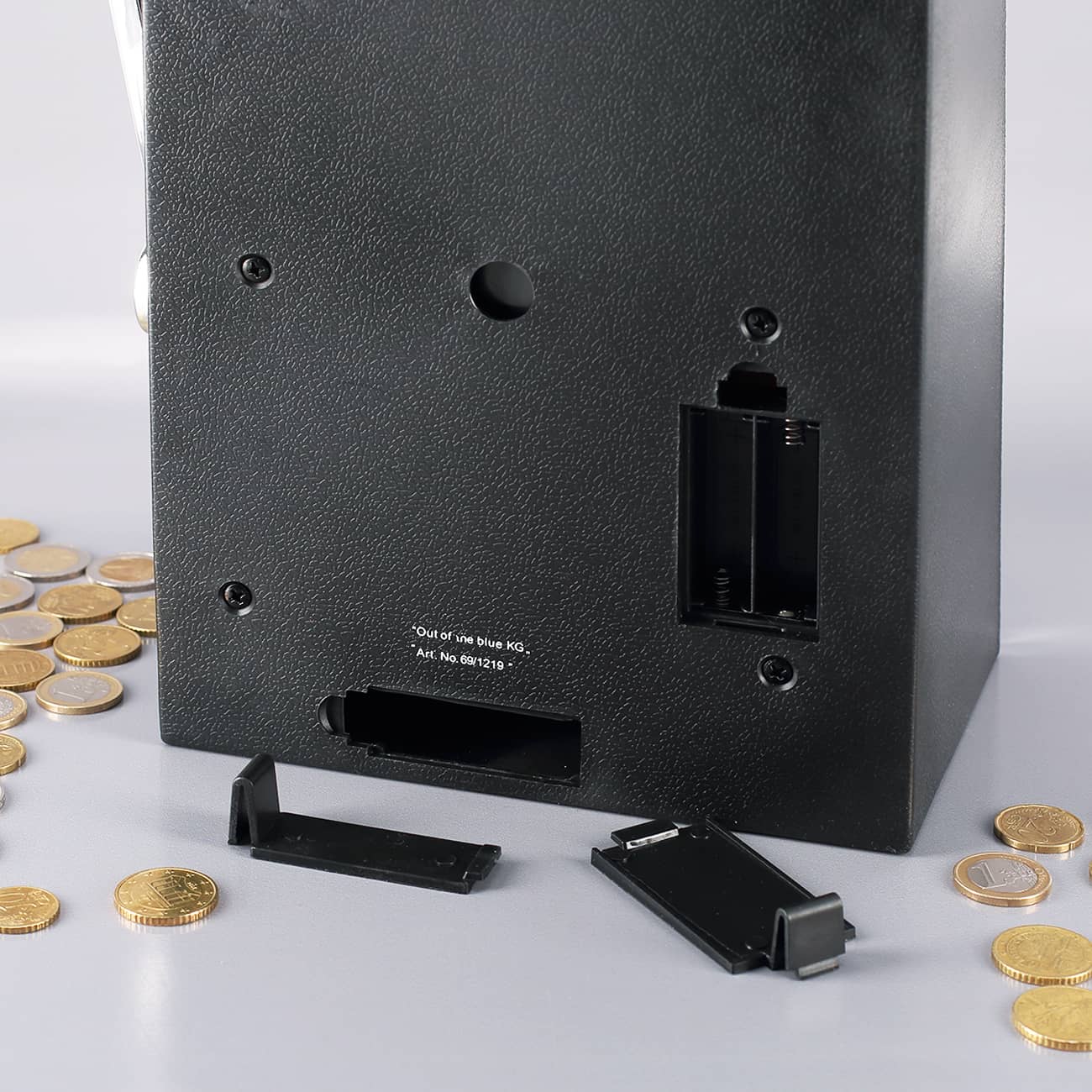 Batteriefach und Öffnung der Spardose