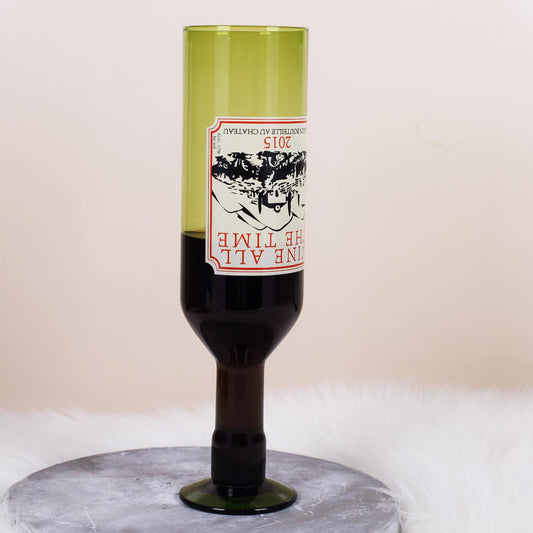 Cooles Weinglas in der Optik einer Weinflasche