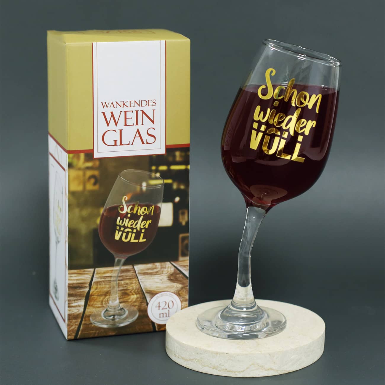 Wankendes Weinglas mit goldener Aufschrift Schon wieder voll & mit schräger Form 420 ml Fassungsvolumen als lustiges Geschenk für Weintrinker –