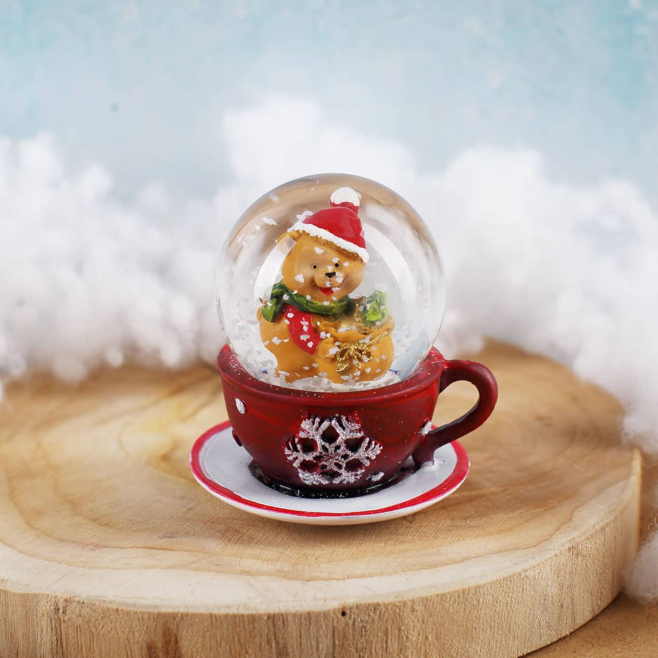 Schneekugel Teddybär auf roter Tasse