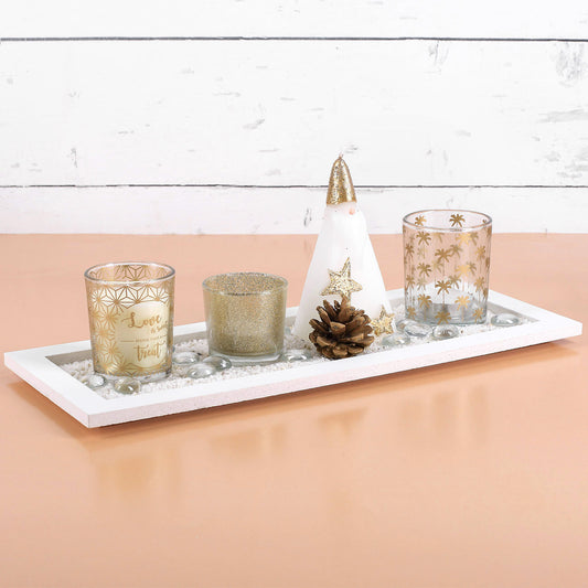 Weißes Tablett mit Weihnachtsdekoration