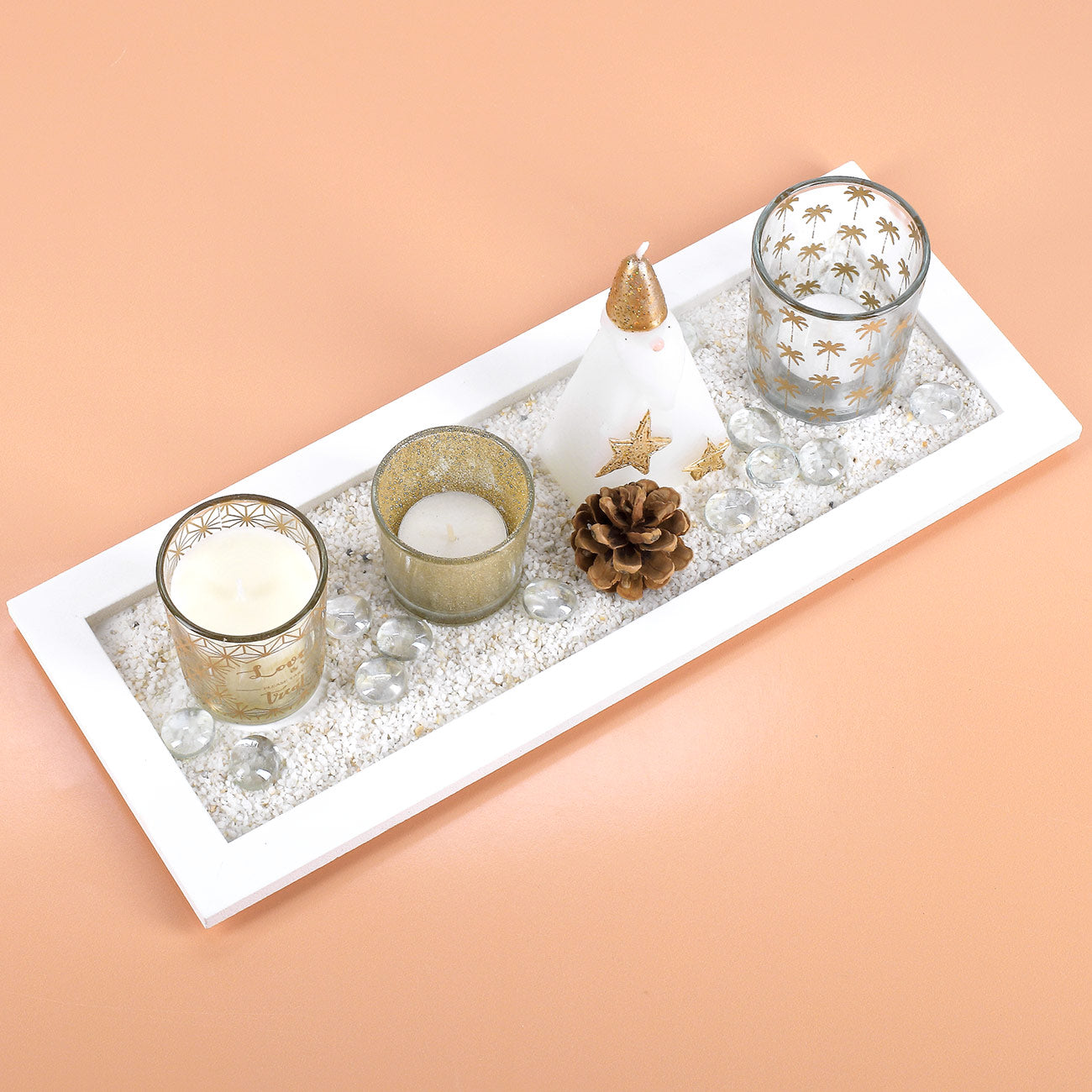 Holzplatte mit Teelichtern, Kerzen und Weihnachtsdekoration