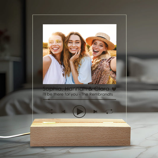 Personalisierte Musik-Player-Lampe dekorativ in Szene gesetzt – stimmungsvolles Licht im Wohnraum.