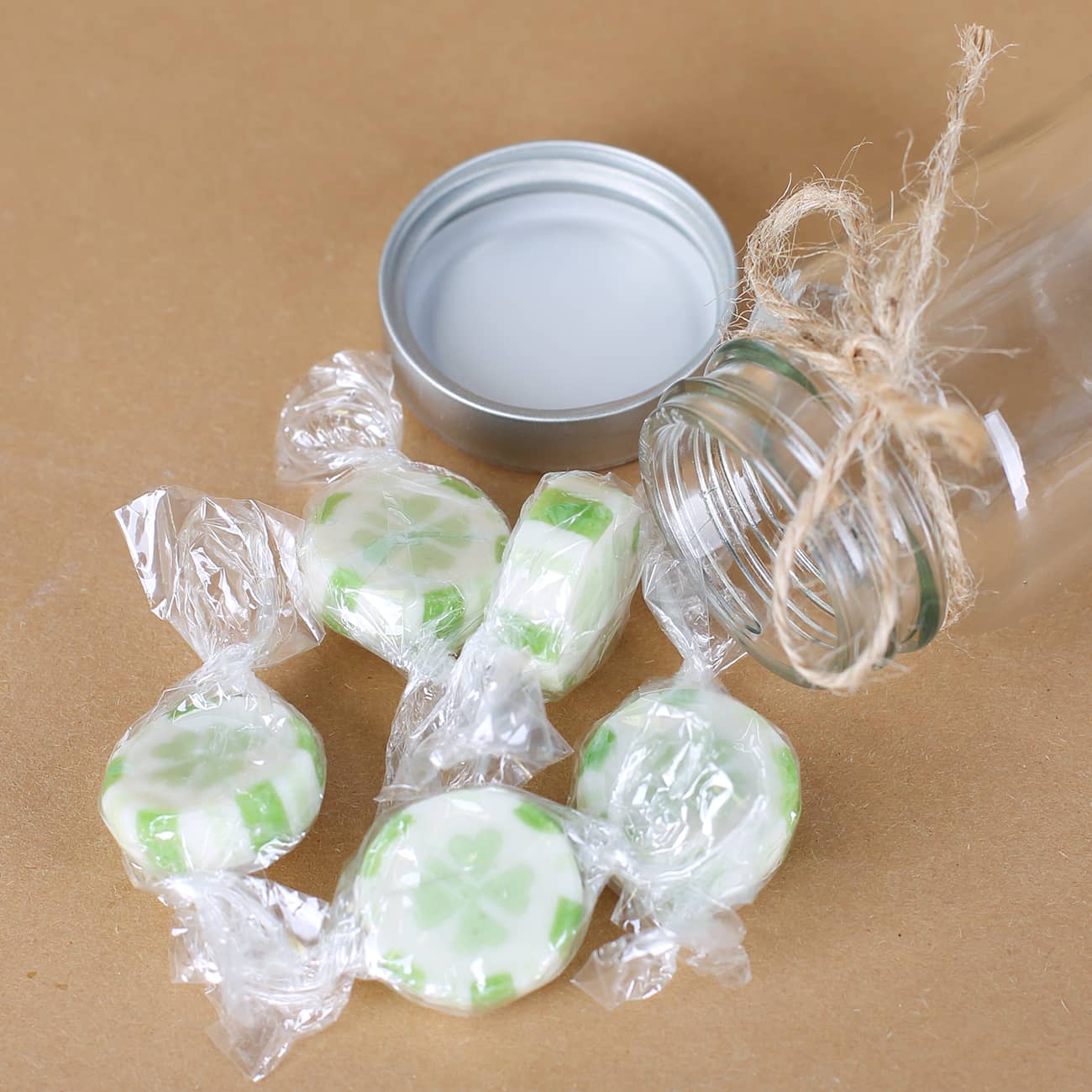 Einkochglas mit Name des Kindes, Datum der Feier und Art der christlichen Feier