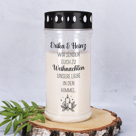 Großes Weihnachts-Grablicht „Wir senden Euch zu Weihnachten unsere Liebe in den Himmel“ mit Namen „Erika & Heinz“ auf Holzscheibe mit grünen Zweigen