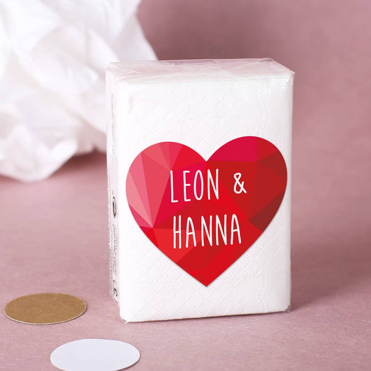 Taschentücher mit Polygon-Herz-Aufkleber und dem Namen des Brautpaars