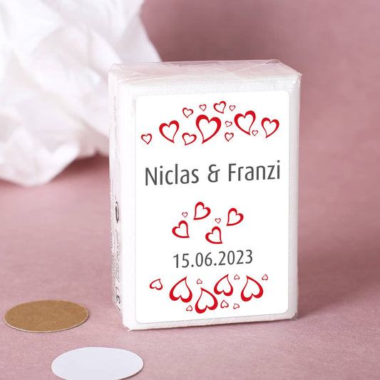 Taschentuchverpackung mit persönlichen Aufkleber gestaltet mit Herzen, Namen und Datum