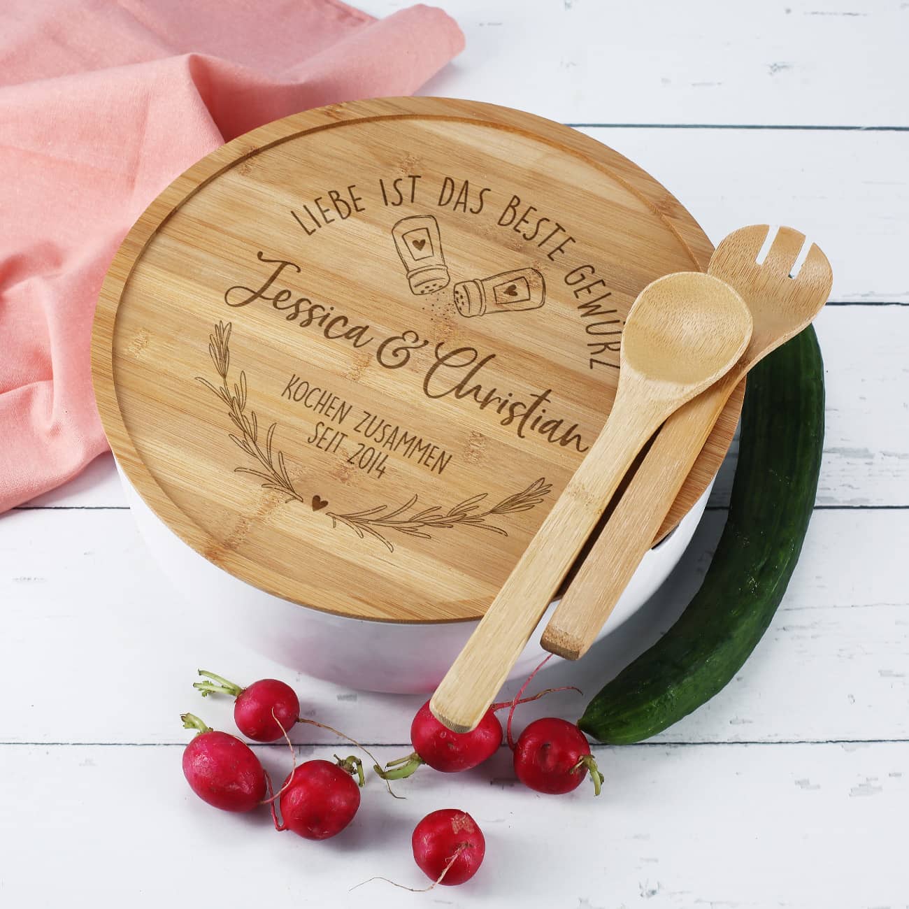 Personalisierte Salatschüssel mit Bambusdeckel – Liebe ist das beste Gewürz –