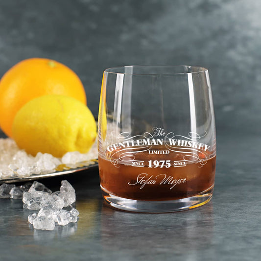 Schwarz oder Weiß bedrucktes Gentleman Whiskey Glas mit Name und Jahr