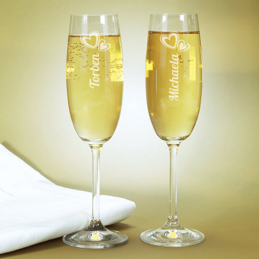 Zwei Sektgläser mit Namensgravur und niedlichen Herzen