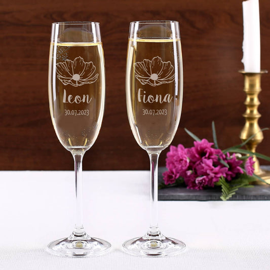 Sektgläser im 2er-Set mit Cosmeen-Blüten-Gravur und Ihren Wunschangaben