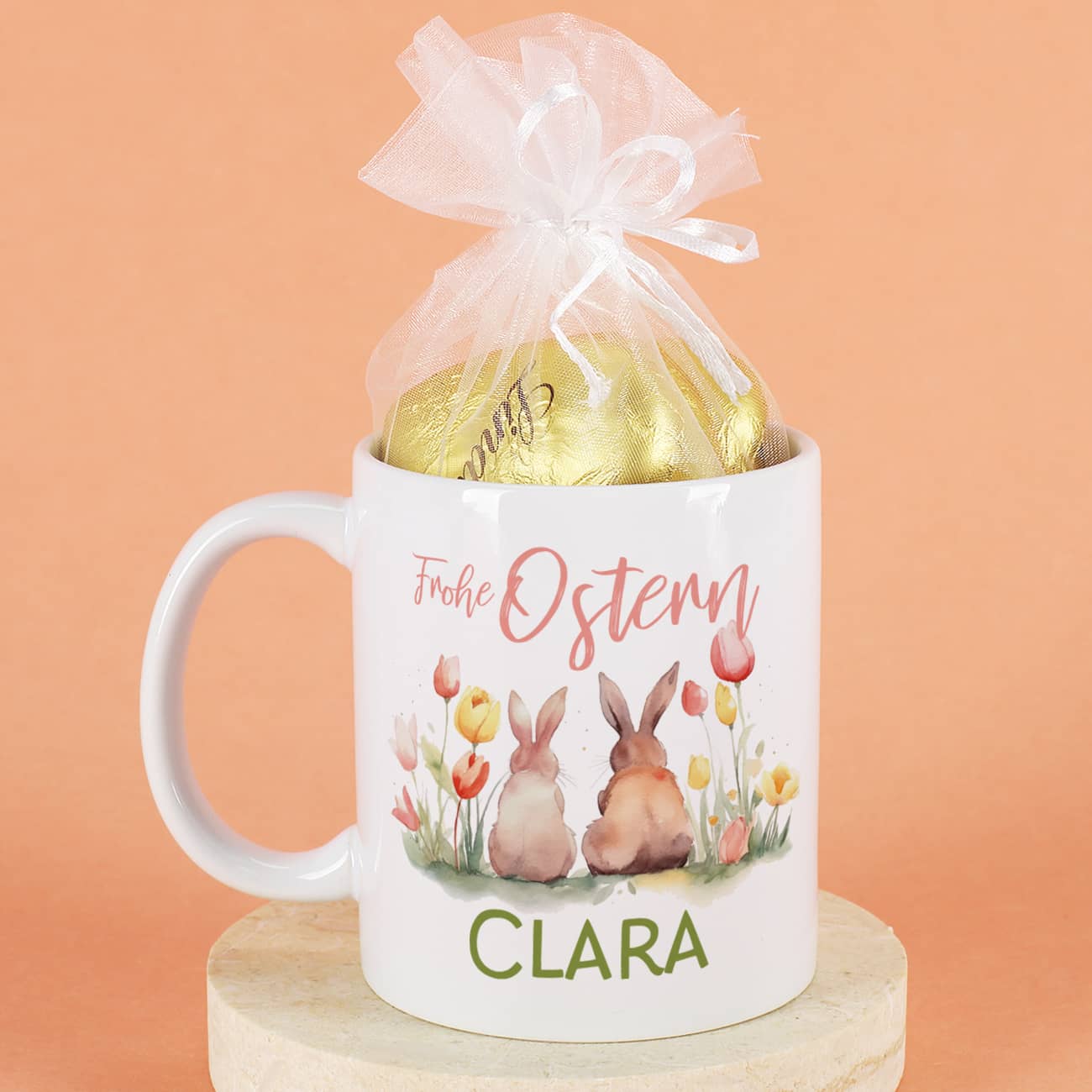 Tasse zu Ostern mit Name & Hasen-Motiv gefüllt mit Schokoherzen, Lindorkugeln, Lindt Goldhase oder Überraschungseiern als Ostergeschenk für Frauen & Kinder –