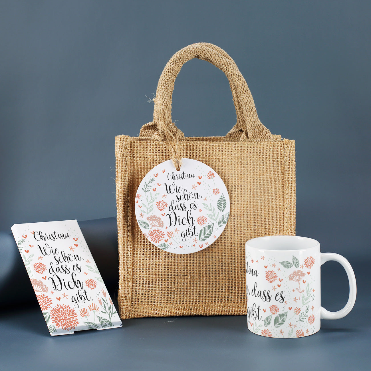 Geschenkset für Frauen mit Tasse & 100g Schokolade Wie schön, dass es dich gibt mit Name personalisiert verpackt in Jutebeutel mit Namensschild –