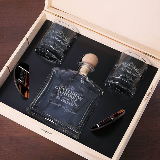 Graviertes Whiskyset mit Holzbox, Karaffe, Gläsern und Untersetzern