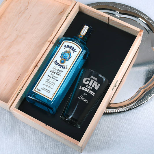 Bombay Sapphire Gin und graviertes Longdrinkglas im Inneren der Geschenk-Box