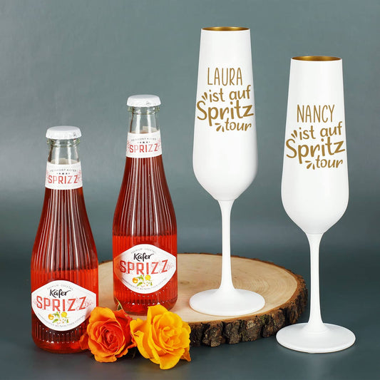 Zwei Käfer Sprizz und zwei weiß-goldene Sektgläser