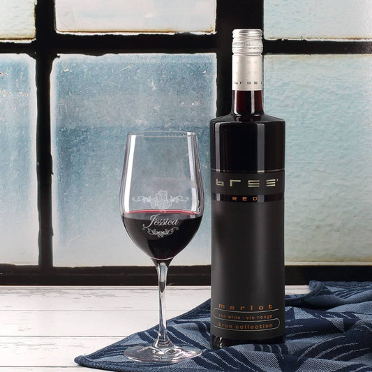 Weinflasche und graviertes Glas