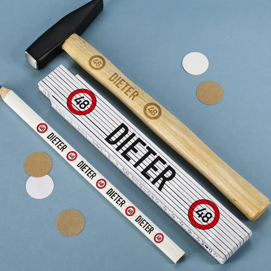 Hammer, Zollstock und Bleistift mit Name und Alter personalisiert