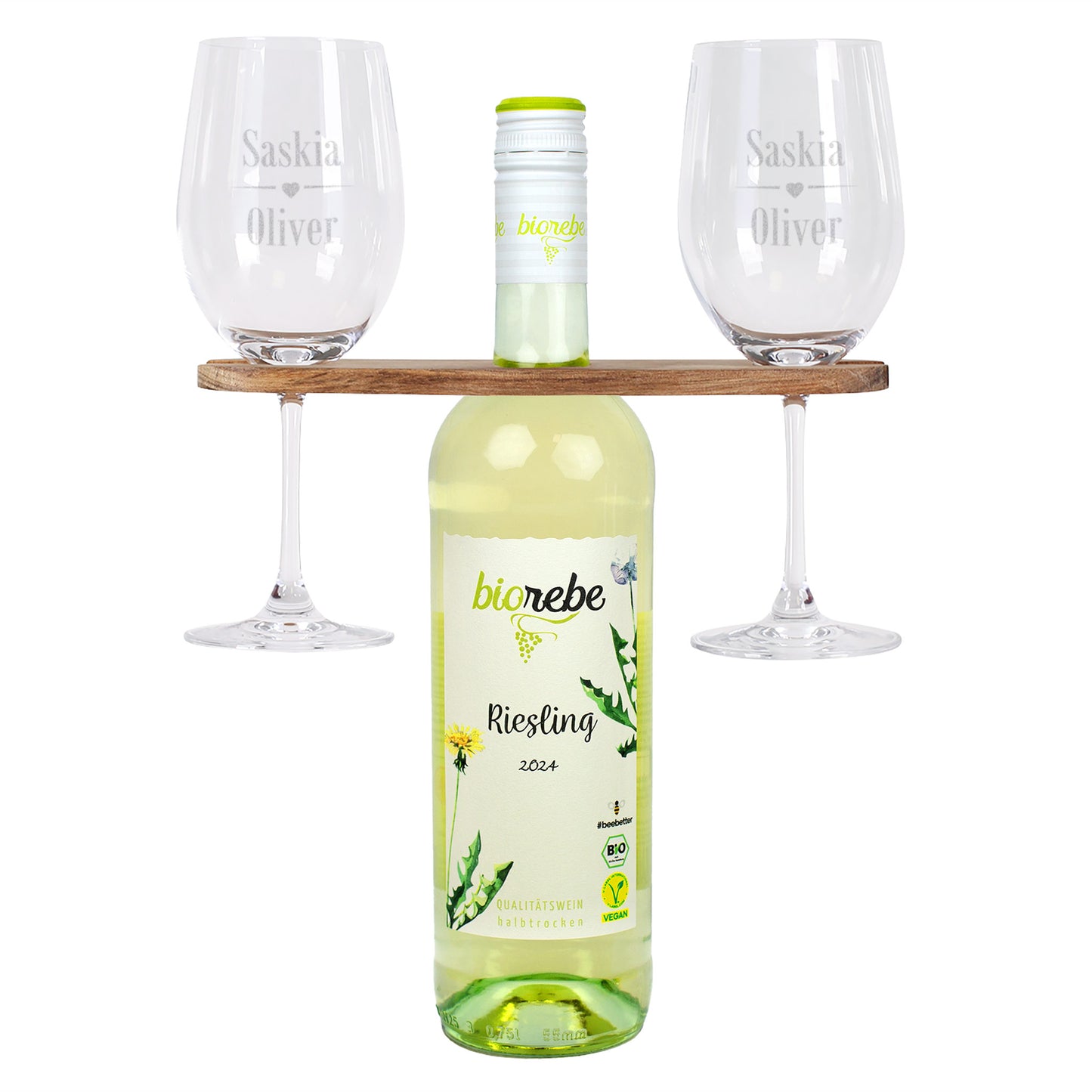 Biorebe Riesling Weißwein 2024 mit gravierten Gläsern (Namen Saskia und Oliver) und Weinbutler aus Holz