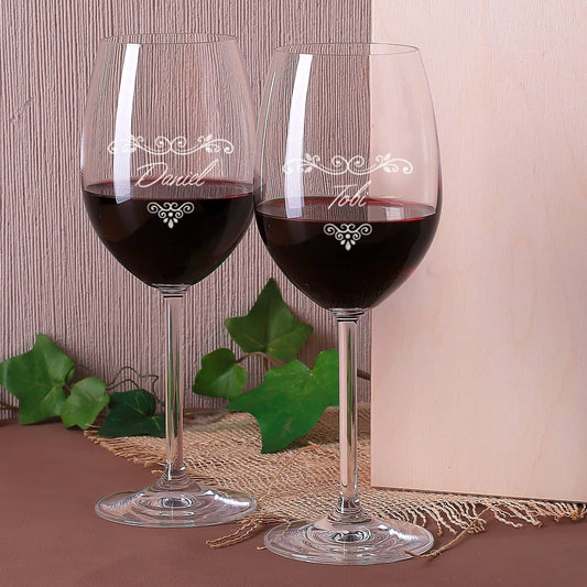 Zwei Weingläser graviert mit Name und Blätterranke
