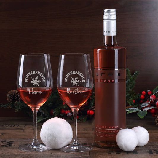 Zwei Weingläser und BREE Weinflasche