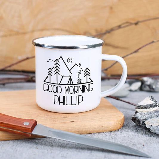 Messerbrett und Emailletasse im Set mit Campingmotiv