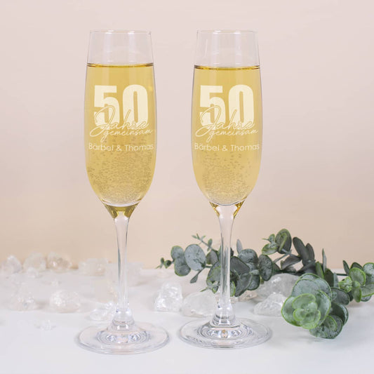 Gravierte Sektgläser mit Namen und großer 50