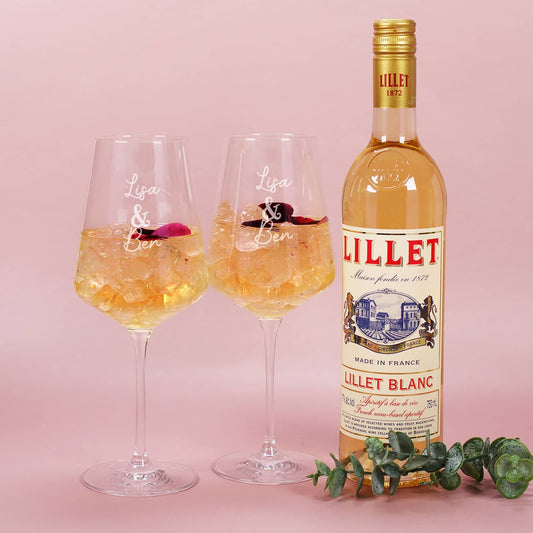 Zwei Weingläser der Marke Leonardo mit Namensgravur und Lillet Blanc