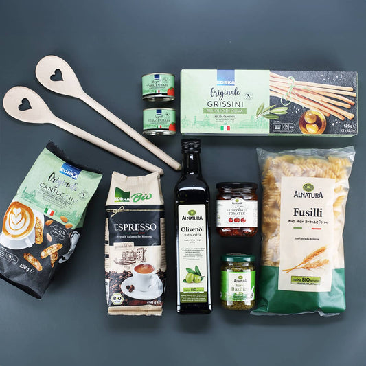 Gefüllter Geschenkkorb zum Geburtstag mit italienischen Leckereien