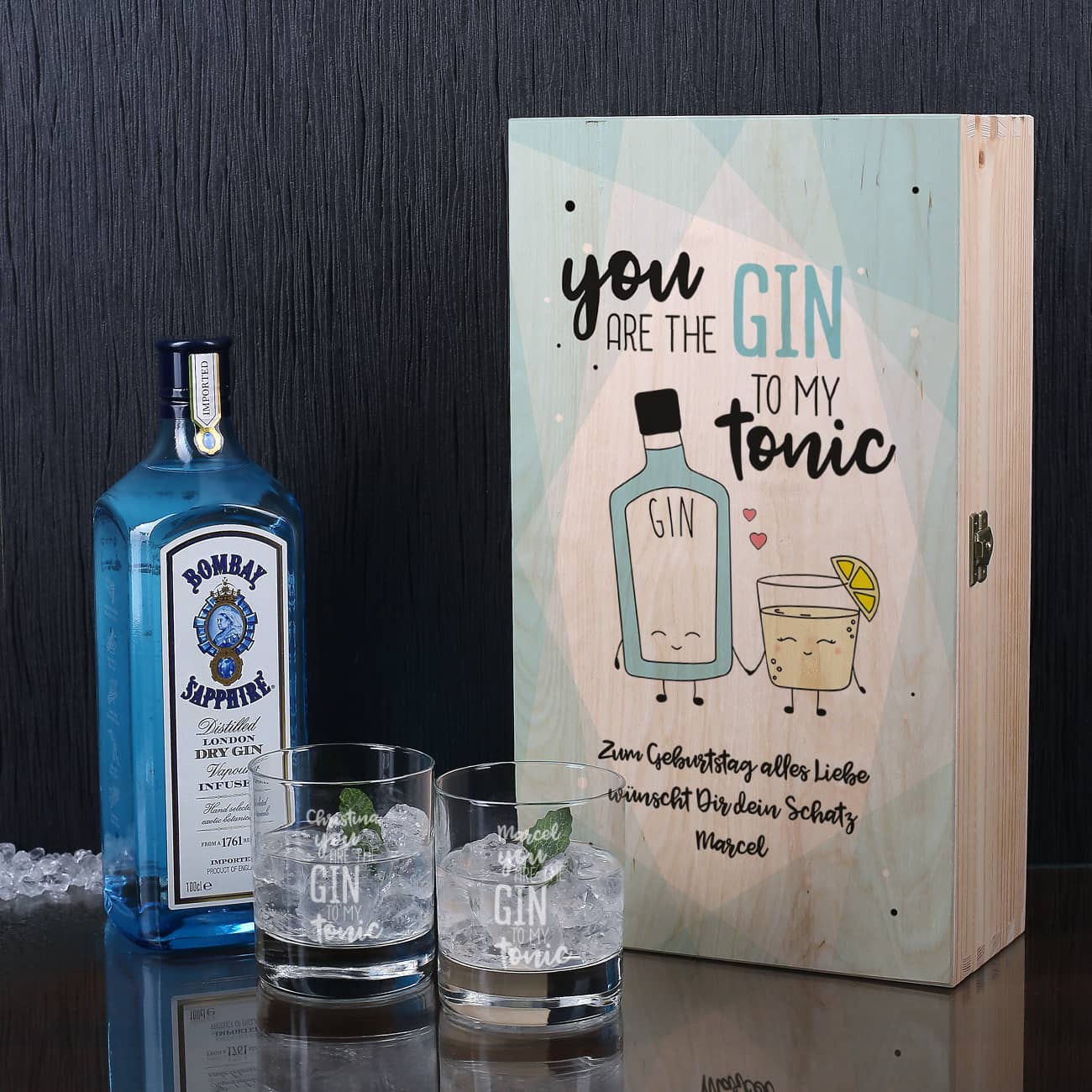 Gin-Geschenkset in bedruckter Holzkiste mit zwei Gläsern und Bombay Gin –