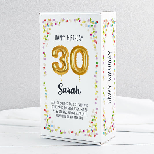 Geschenkbox „Happy Birthday 30 Sarah“ mit buntem Konfetti-Design und Spruch, seitlich abfotografiert