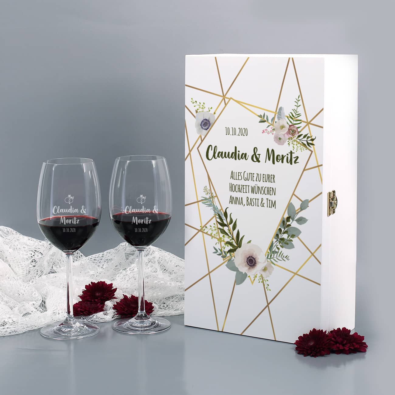 Geschenkset zur Hochzeit, gravierte Weingläser in Holzverpackung mit persönlichem Aufdruck und Blüten in Watercolor –