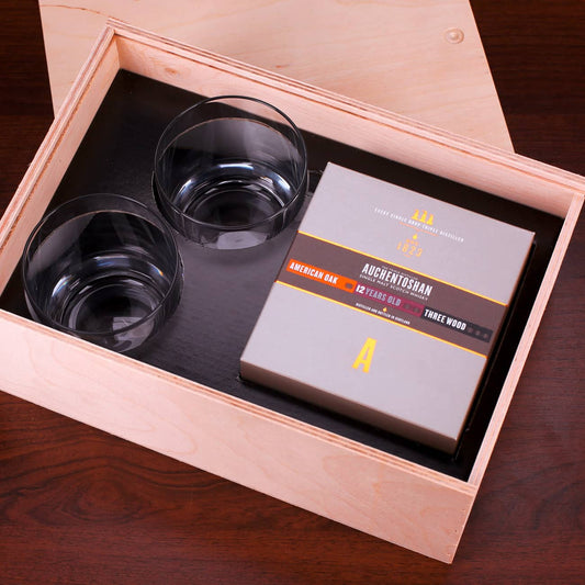 Whisky-Set und gravierte Whiskygläser erhalten sicheren Halt im Inneren der Holzkiste durch schwarzes Inlay mit passenden Aussparungen