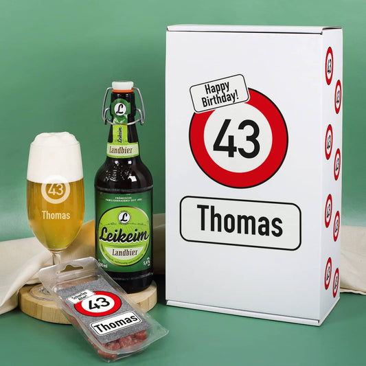 Geburstagsgeschenkset mit bedruckter Pappbox, gravierter Plistulpe, Leikeimbier 0,5L und einem Salamisnack